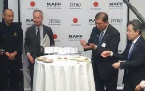 米ニューヨークのレストランで開かれた日本産食品の輸出を促進するイベントで試食する石破首相(右から2人目)=23日(共同)