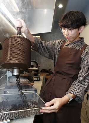 Uターンしてコーヒー豆焙煎専門店を開業した島川昂大さん=長岡市川口和南津