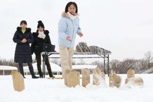 雪上で行われた「モルック」の大会。並んだピンを倒して得点を競った＝１８日、長岡市宮本東方町