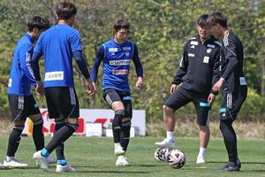 広島戦に向けて調整するFW太田修介(中央)ら=聖籠町