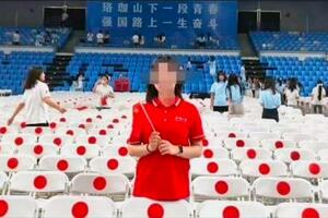 「微博(ウェイボ)」に投稿された、中国湖北省の武漢大大学院の入学式で使用された椅子の画像(画像の一部が加工されています、共同)