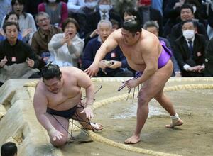 大相撲春場所千秋楽で尊富士(右)が押し倒しで豪ノ山を破り、110年ぶりとなる新入幕優勝を果たした=3月24日、エディオンアリーナ大阪