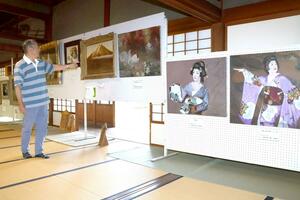 椿寿荘で開かれている三富與一の作品展=田上町田上