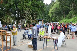 八石山の山開きを前に執り行われた神事=柏崎市南条