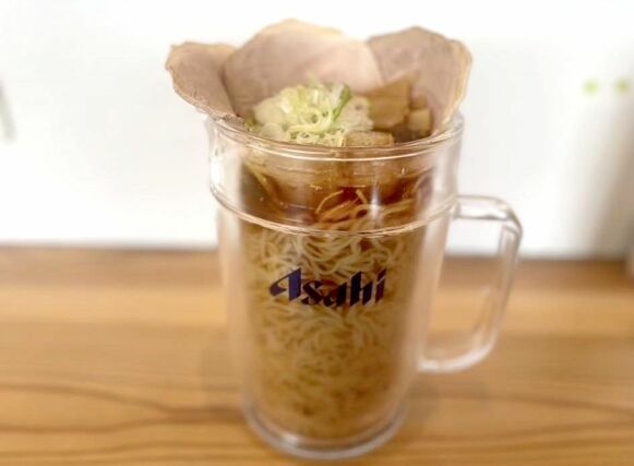 中華そば蘭の「ジョッキ冷やしラーメン」（「阿賀町勝手に応援隊」提供）
