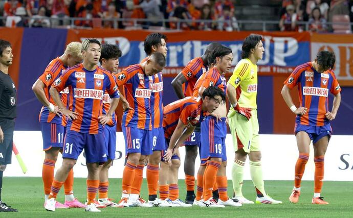 試合終了後、町田に完敗し肩を落とす新潟イレブン＝ビッグスワン