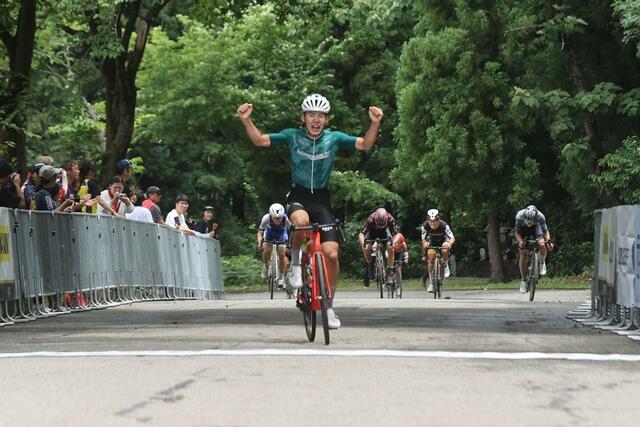 男子Ｕ２３で優勝した望月蓮（Ｂｏｕｒｇ－ｅｎ－Ｂｒｅｓｓｅ　Ａｉｎ　Ｃｙｃｌｉｓｍｅ）＝南魚沼市