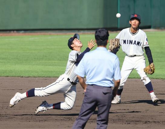 新潟南－中越　８回裏、２死二、三塁、中越の窪田の高く揚がった飛球に新潟南の三塁手・近藤雄喜が飛びつくが捕れず、中越の三走が生還。コールドとなり試合終了＝９月１６日