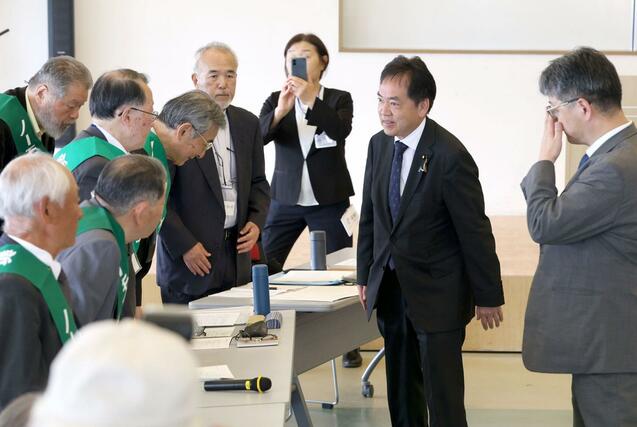 懇談を前に新潟水俣病の患者団体にあいさつする浅尾慶一郎環境大臣（右から二人目）＝３１日午前、新潟市中央区