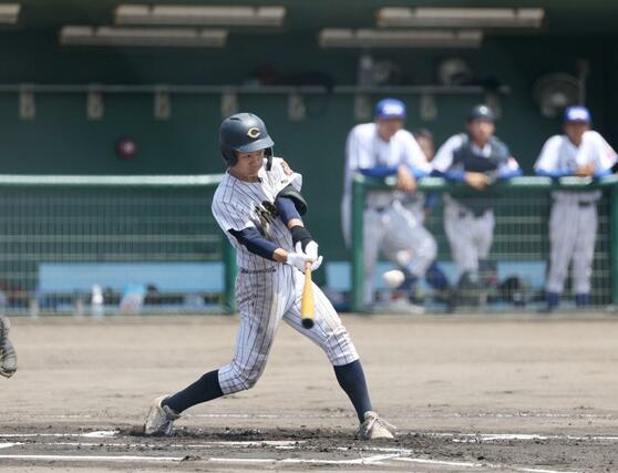 新発田中央－佐渡総合　６回２死、新発田中央の長根唯兎が右中間に二塁打を放ち、チャンスをつくる＝新発田市五十公野公園野球場