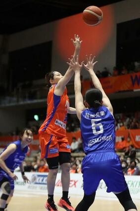 新潟-東京羽田 第3クオーター、坂田侑紀奈が2点シュートを決め43-56