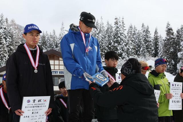 男子リレー　表彰台で盾を受け取る小嶋心哉