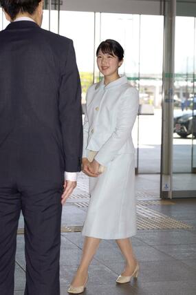 ぼうさいこくたい出席のため、朱鷺メッセに入られる愛子さま=7日午前10時過ぎ、新潟市中央区