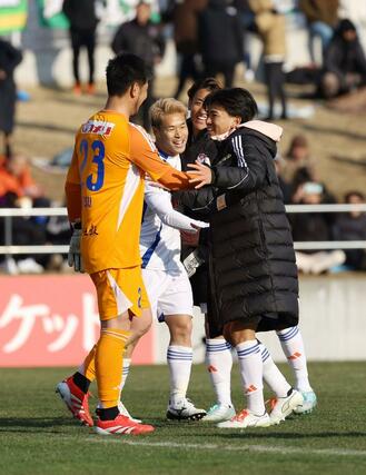 PK戦に勝ち、喜ぶ選手たち=プラスタ