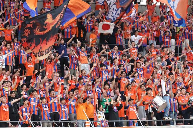 試合前、声援を送る新潟サポーター=ビッグスワン