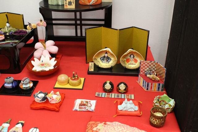 従来の形にとらわれず、自由に飾られたひな人形たち=新潟市秋葉区小須戸の旧・越後天然ガス会場