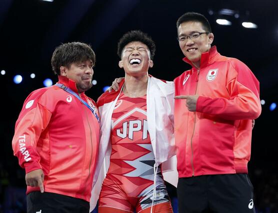 男子グレコローマン７７キロ級で金メダルを獲得し、喜ぶ日下尚（中央）＝パリ（共同）