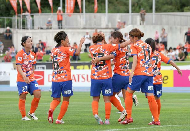 新潟LーC大阪 前半35分、FW川澄奈穂美がゴールを決め1-0。チームメイトと喜ぶ=新発田市