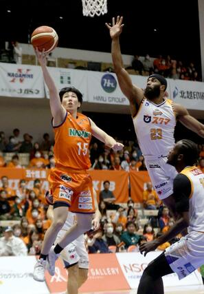 新潟-岡山 第1クオーター、濱田貴流馬がシュートする=アオーレ長岡