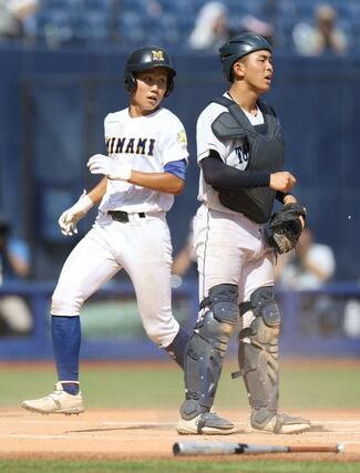 新発田南－十日町　７回新発田南、須貝航太のスクイズで堀叶夢が生還。２－１と勝ち越す＝エコスタ