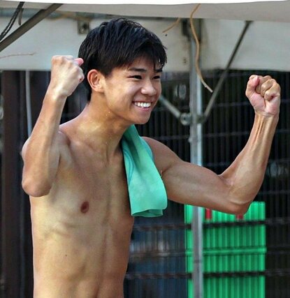 男子板飛び込み決勝 石沢海斗(帝京長岡)が全試技を終わって準優勝が決まり、ガッツポーズ=18日、大分県別府市営青山プール