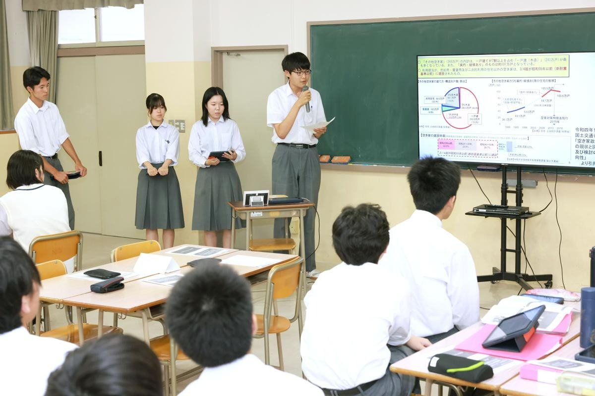 村上中等教育学校でビジネスプラン発表会 人口減、空き家対策…地域の