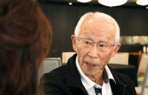 　長崎の被爆者団体代表団に語りかける在米被爆者のハワード・カキタさん＝２９日、米ロサンゼルス（共同）