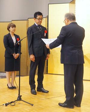 県担い手経営発展推進大会の表彰式=8月5日、新潟市中央区