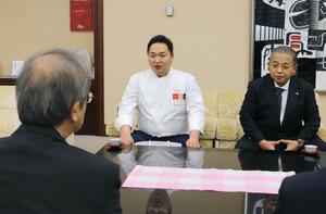 若手料理人の日本一を報告する須藤良隆さん(中央)と父史彦さん(右)=5日、県庁