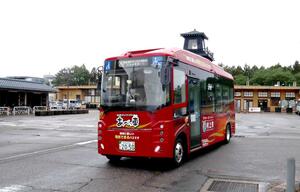 村上市地域公共交通活性化協議会が運営するせなみ巡回バス。ルート見直しが検討されている=村上市田端町