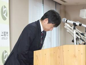 給料5カ月分の全額減額を表明し、謝罪する上越市の中川幹太市長=7月8日、市役所