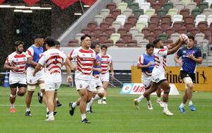 イングランド代表戦に向けて、前日練習するラグビー日本代表の選手たち=国立競技場