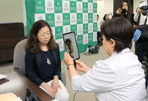 新潟大が開発したオンライン診療システムの実演=17日、新潟市西区