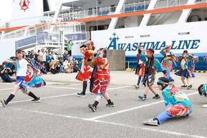 地元の小中学生が踊りを披露した粟島の「島びらき」=2日、粟島浦村の粟島港