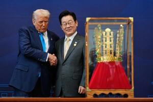 　韓国の李在明大統領（右）と握手するトランプ米大統領＝２０２５年１０月、韓国・慶州（ＡＰ＝共同）