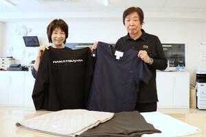 炭素化繊維製品をＰＲする中津山熱処理の中津山國雄社長（右）＝長岡市南陽１