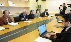 長崎原爆資料館の南京事件の展示を巡り、同館に申し入れをする団体のメンバーら(左側)=14日午前、長崎市