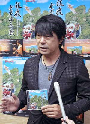 「音楽の力で佐渡を盛り上げたい」と語るYAMATOさん=佐渡市役所
