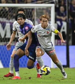 広島―京都 前半、競り合う広島・ジャーメイン(左)と京都・福岡=Eピース