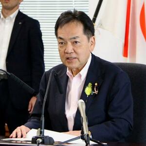 閣議後に記者会見する浅尾環境相=1日午前、環境省