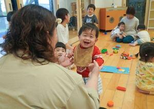 　子育て支援策に力を入れる宮崎県都城市の認定こども園＝５月