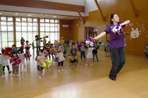 アルビレックスチアリーダーズOGの中山久美子さんがレッスンをした出張教室=三条市笹岡
