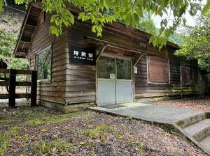 ひっそりとたたずむJR土讃線坪尻駅の木造駅舎。「マムシ注意」の表示も