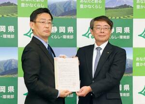 　リニア工事の拠点整備に関する協定書を持つ静岡県の平木省副知事（左）とＪＲ東海の水野孝則副社長＝１３日午前、静岡県庁