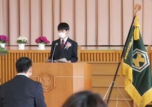 開校した上越特別支援学校有恒学舎の入学式で誓いの言葉を述べる生徒=8日、上越市板倉区