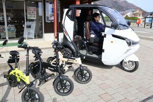 弥彦ぷちたびでレンタルしている電動のバイクとトゥクトゥク=弥彦村弥彦
