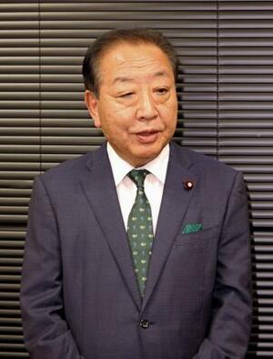 横浜市で記者団の取材に応じる立憲民主党の野田代表=6日午後