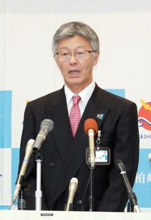 定例記者会見を行う柏崎市の桜井雅浩市長=7日、柏崎市役所