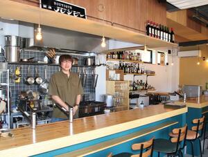 ブティックだった空き店舗を改装し、レストランバー「バンビー」を開いた井貝信太郎さん=柏崎市駅前2