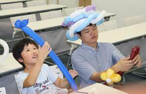 「長岡まちゼミ」として行われたバルーンアート教室=9月1日、長岡市大手通2
